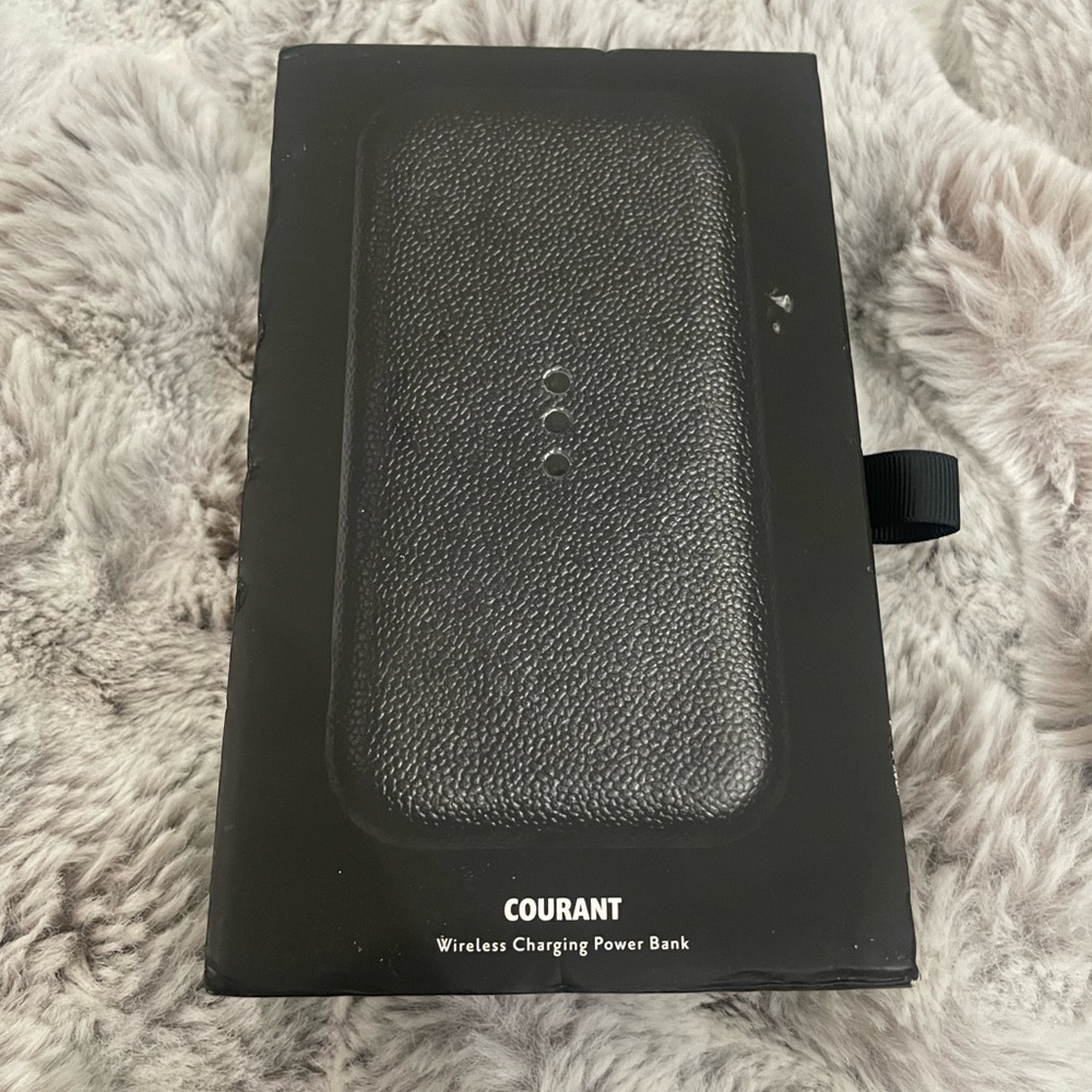 Courant Carry Wireless Charging Power Bank Black. 10W Output/5w Input Wireless